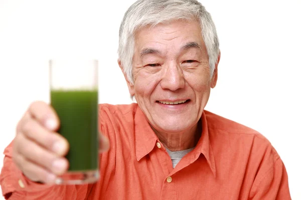 Senior Japanse man met groene groentesap — Stockfoto