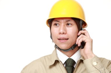 Genç inşaat işçisi ile akıllı telefon