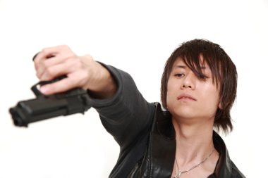 bir tabanca ile adam  