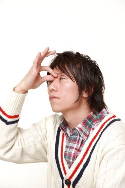 genç Japon adam Asthenopia uğrar