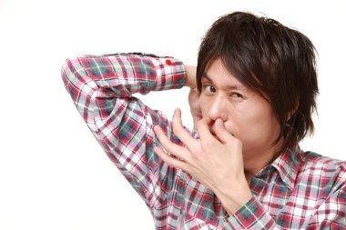 genç Japon adam onun koltukaltı koklama