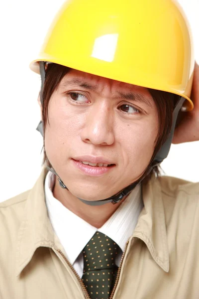 Förbryllad unga japanska byggnadsarbetare — Stockfoto