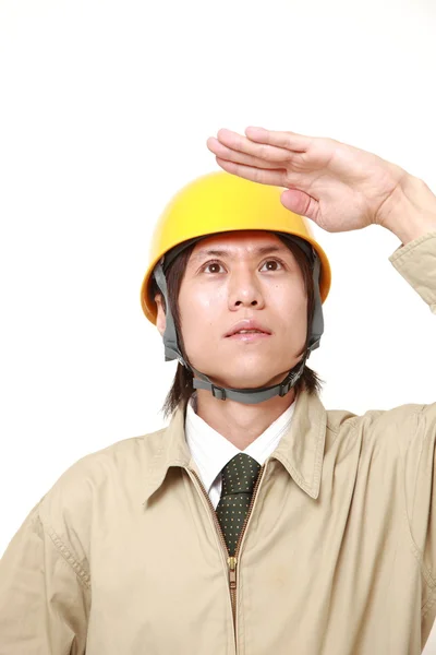 Joven trabajador de la construcción japonés mirando hacia arriba —  Fotos de Stock