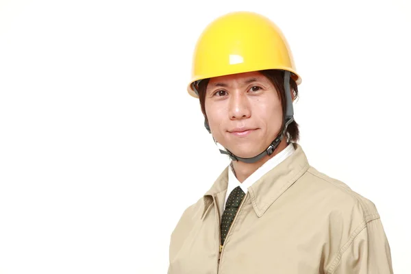 Junger japanischer Bauarbeiter lächelt — Stockfoto