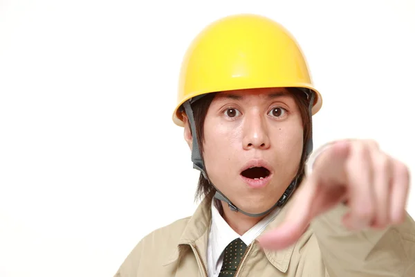 Mladá japonská stavební dělník svědkem něčeho — Stock fotografie