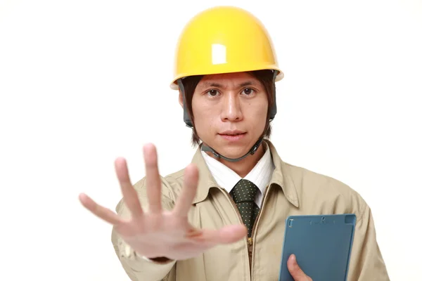 Joven japonés trabajador de la construcción haciendo stop gesture — Foto de Stock