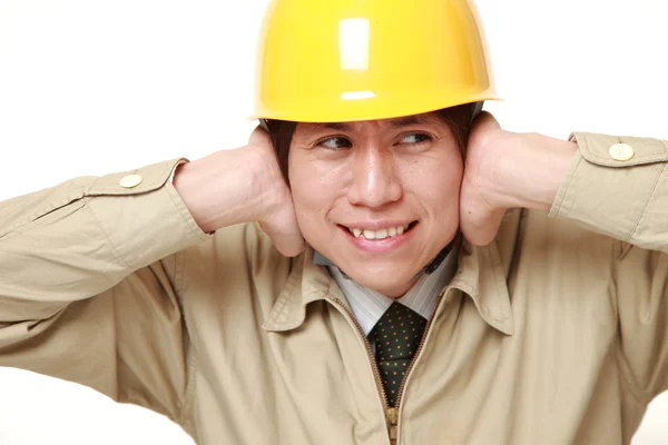 Joven trabajador de la construcción japonés sufre de ruido — Foto de Stock