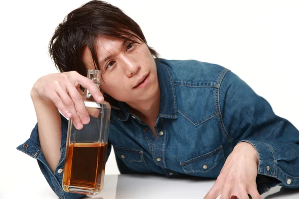 Unga japanska man dricka direkt från en flaska — Stockfoto