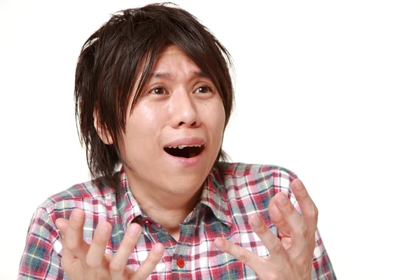Молодой японский мужчина шокирован — стоковое фото