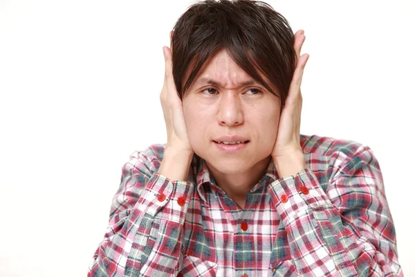 Joven japonés hombre sufre de ruido —  Fotos de Stock