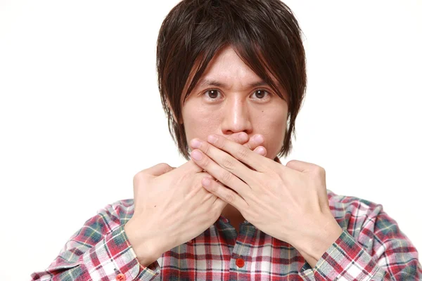 Joven japonés hombre cubriendo su boca con las manos —  Fotos de Stock