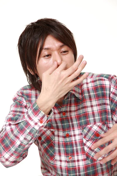Japonský muž, který držel nos kvůli zápachu — Stock fotografie