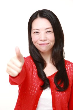 Başparmak yukarıya jest ile Japon kadın