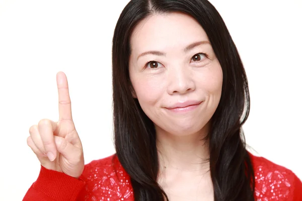 Mulher japonesa apresentando e mostrando algo — Fotografia de Stock