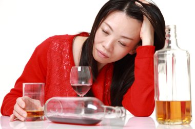 Depresyon genç Japon kadın içme alkol
