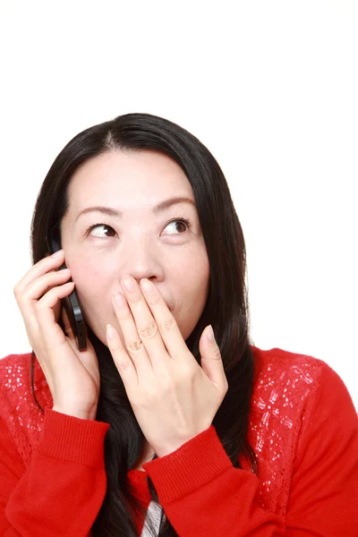 Mujer japonesa habla con teléfono inteligente sorprendido — Foto de Stock