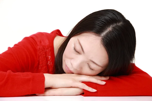 Japanse vrouw slapen op tafel — Stockfoto