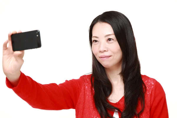 Japanerin macht ein Selfie — Stockfoto