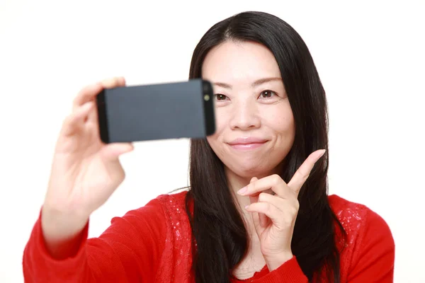 Japanerin macht ein Selfie — Stockfoto