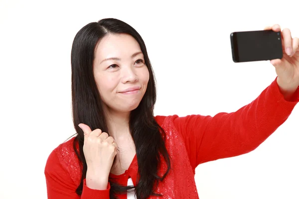 Japanerin macht ein Selfie — Stockfoto