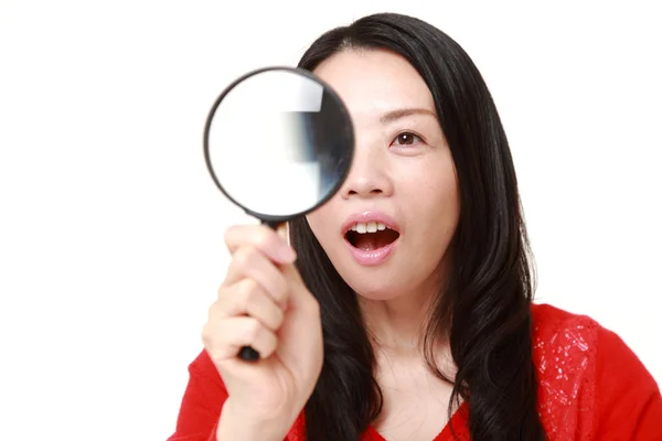 Japoński kobieta ze szkłem powiększającym — Zdjęcie stockowe