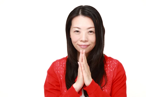Японская женщина, сложив руки в молитве — стоковое фото