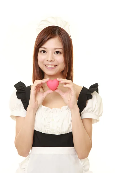 Νέα ιαπωνική γυναίκα που φοράει Γαλλικά καμαριέρα κοστούμι με ροζ καρδιά — Φωτογραφία Αρχείου