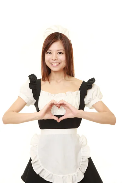 Młody japoński kobieta nosi kostium francuskiej pokojówki z sercem — Zdjęcie stockowe