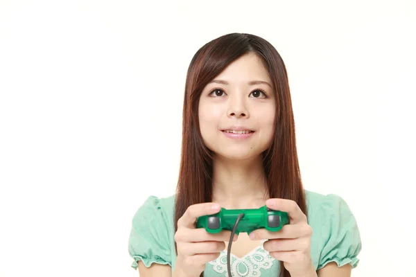 Jeune femme japonaise profiter d'un jeu vidéo — Photo