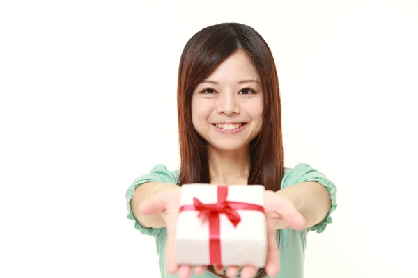 Joven japonesa mujer ofreciendo un regalo —  Fotos de Stock