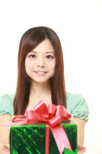 Jonge Japanse vrouw het aanbieden van een geschenk — Stockfoto