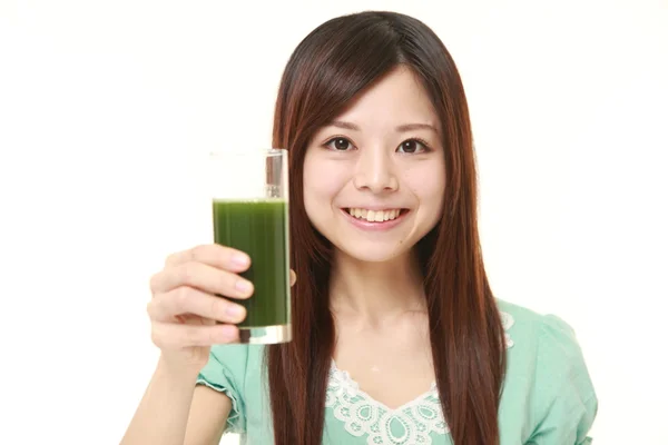 Junge Japanerin mit grünem Gemüsesaft — Stockfoto