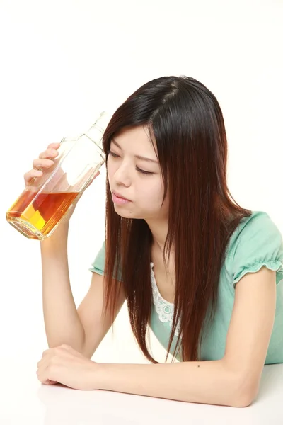 Giovane donna giapponese che beve direttamente da una bottiglia — Foto Stock