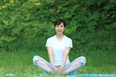 Uzanıyor egzersiz yapmak dışında Japon kadın