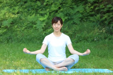 Meditasyon yapıyor dışında Japon kadın
