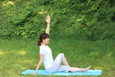 Dışarıda egzersiz yapıyor Japon kadın