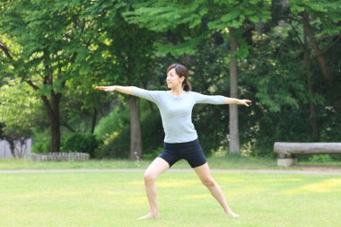 Yoga savaşçı yapıyor dışında Japon kadın II poz