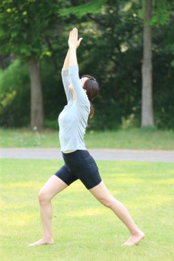 Ben poz yoga savaşçı yapıyor dışında Japon kadın
