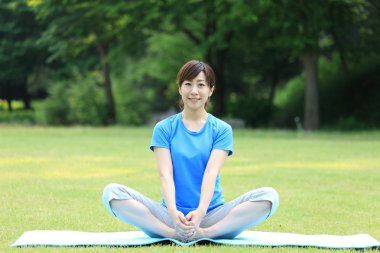 Uzanıyor egzersiz yapmak dışında Japon kadın