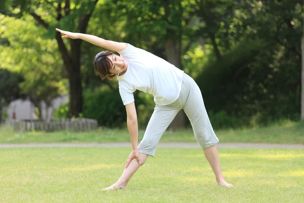 Yoga üçgen poz yapmak dışında Japon kadın — Stok fotoğraf