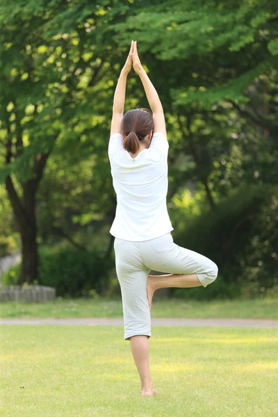 Japanerin draußen beim Yoga-Baum-Posen — Stockfoto