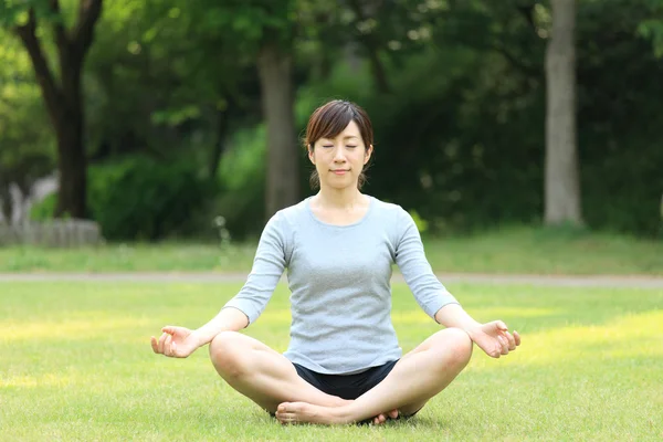 Японская женщина снаружи занимается медитацией — стоковое фото