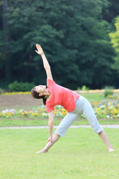 Yoga üçgen poz yapmak dışında Japon kadın — Stok fotoğraf