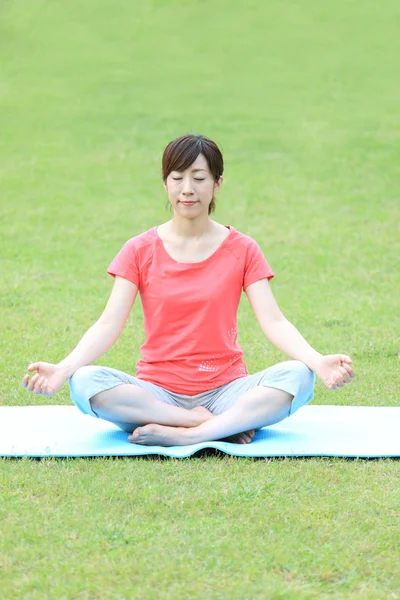 Japanese woman outside doing meditation — Stock Photo, Image