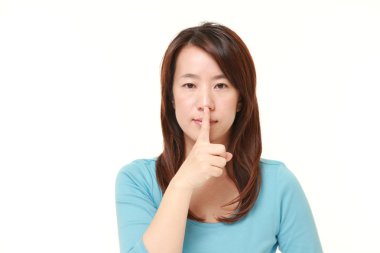 Orta yaşlı Japon kadın whith sessizlik hareketleri