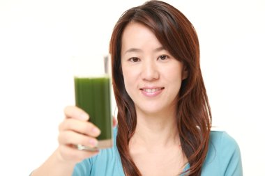 Yeşil sebze suyu ile Japon kadın