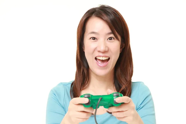 Середнього старшими японка насолоджуючись відеоігри — стокове фото