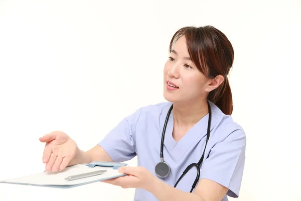 Japonaise médecin avec fiche d'interview médicale — Photo