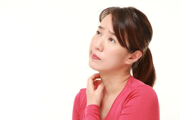 首の痛みに苦しんでいる中年の日本女性 — ストック写真