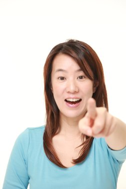 Orta yaşlı Japon kadın bir şey keşfetmek